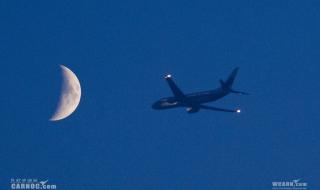 为什么在飞机上看不到月亮 中秋月亮与飞机同框
