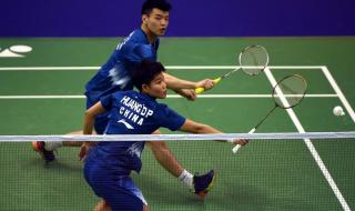 羽毛球双打防守站位哪个脚在前 羽毛球双打时如何跑位